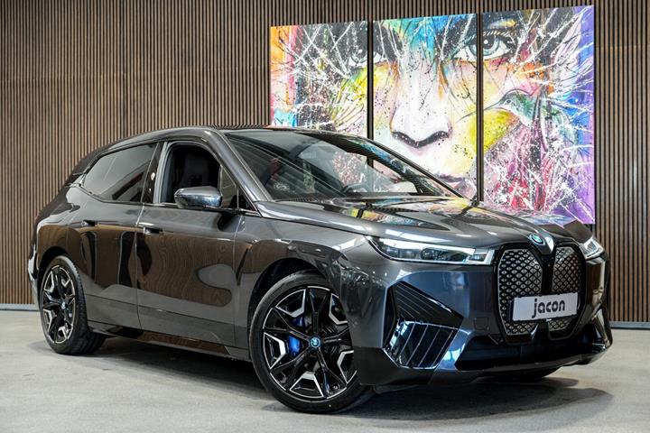 Grå BMW iX fra 2023