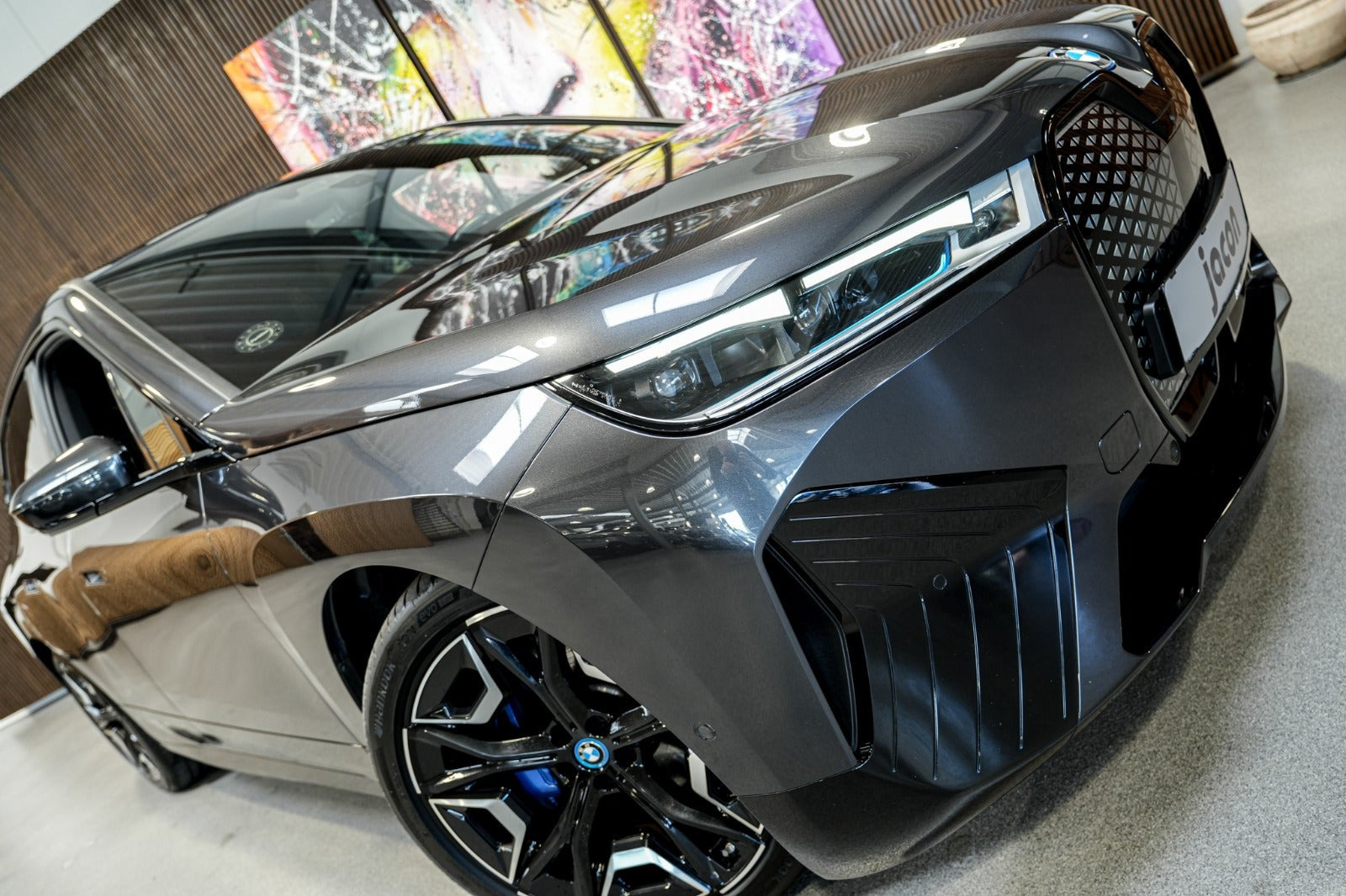 Grå BMW iX fra 2023