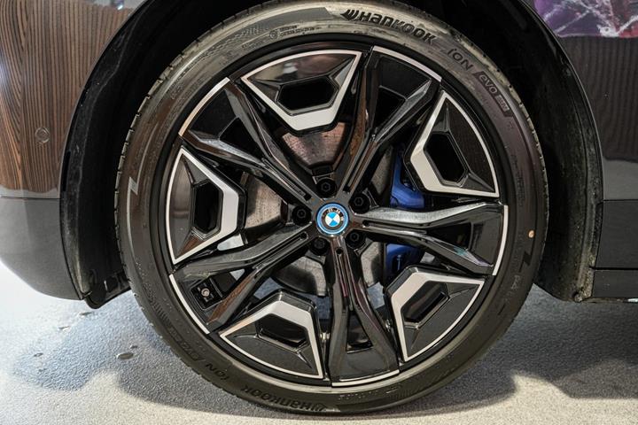 Grå BMW iX fra 2023