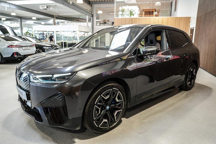 Grå BMW iX fra 2023