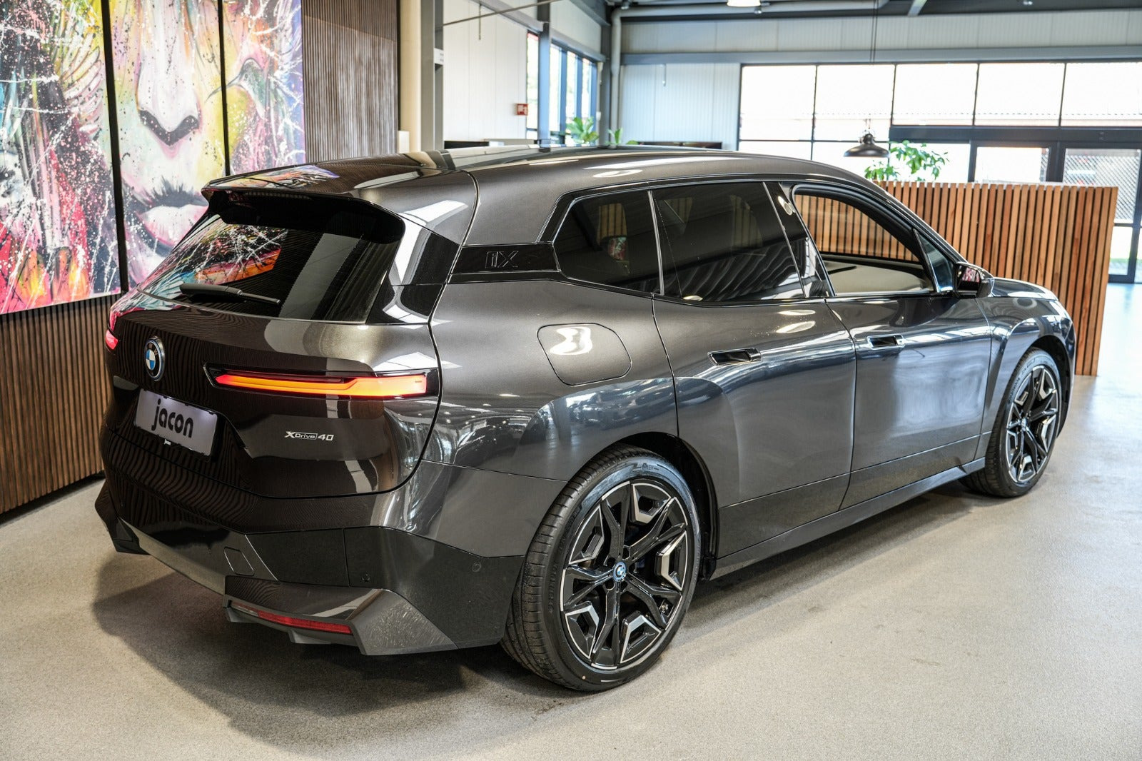 Grå BMW iX fra 2023