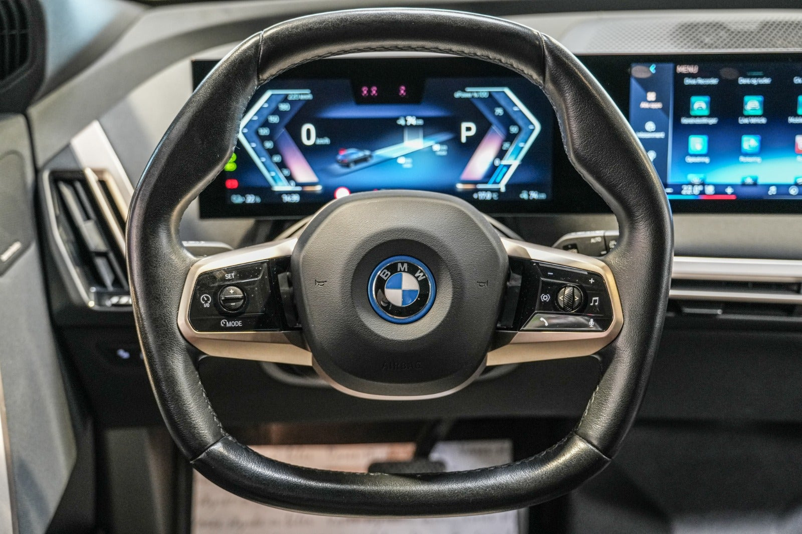 Grå BMW iX fra 2023