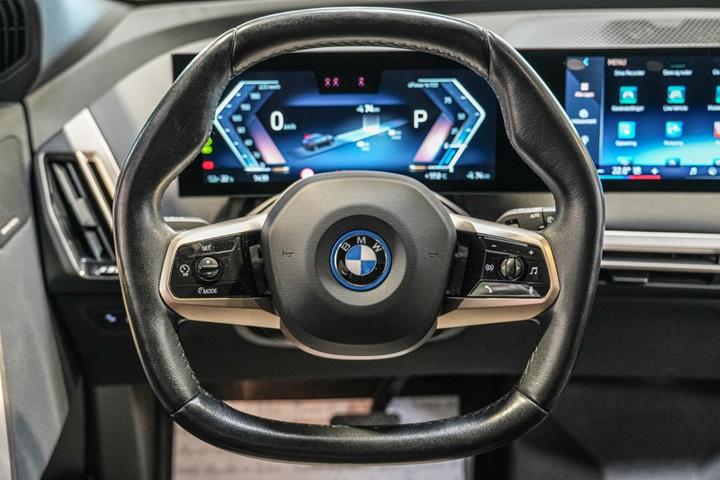 Grå BMW iX fra 2023