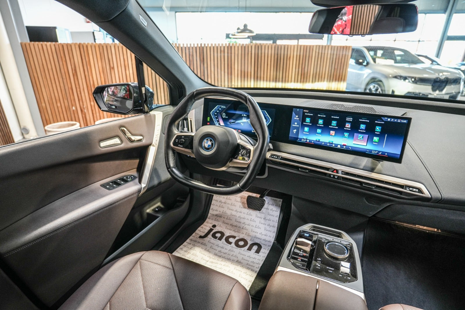 Grå BMW iX fra 2023