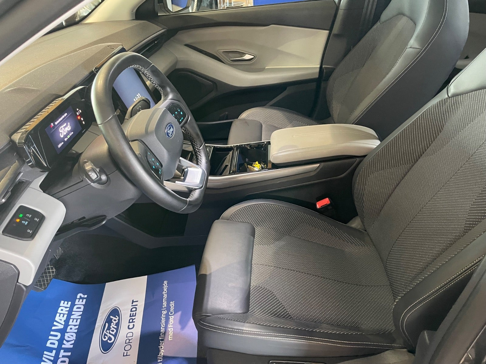 Grå Ford Explorer fra 2025