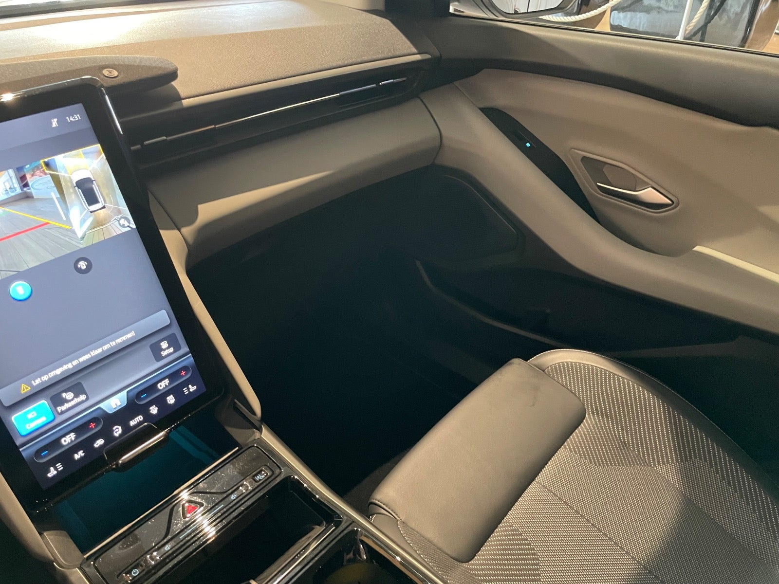 Grå Ford Explorer fra 2025