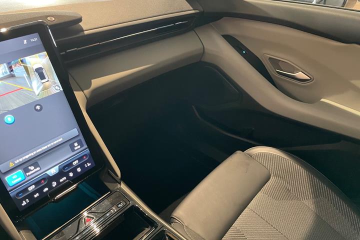Grå Ford Explorer fra 2025