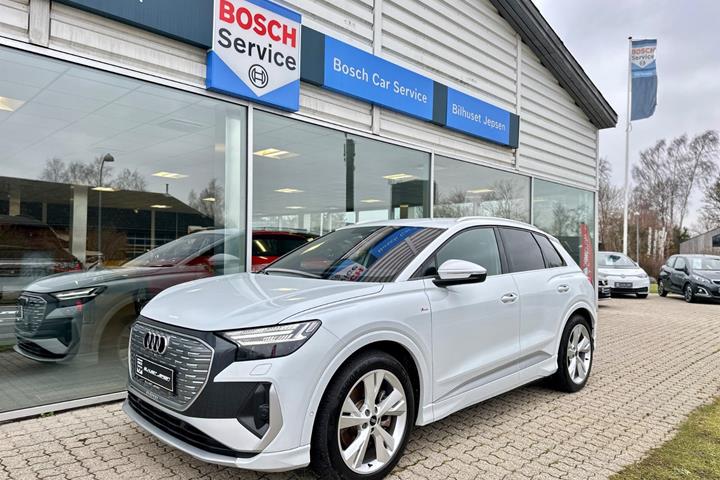 Hvid Audi Q4 e-tron fra 2024 set udefra