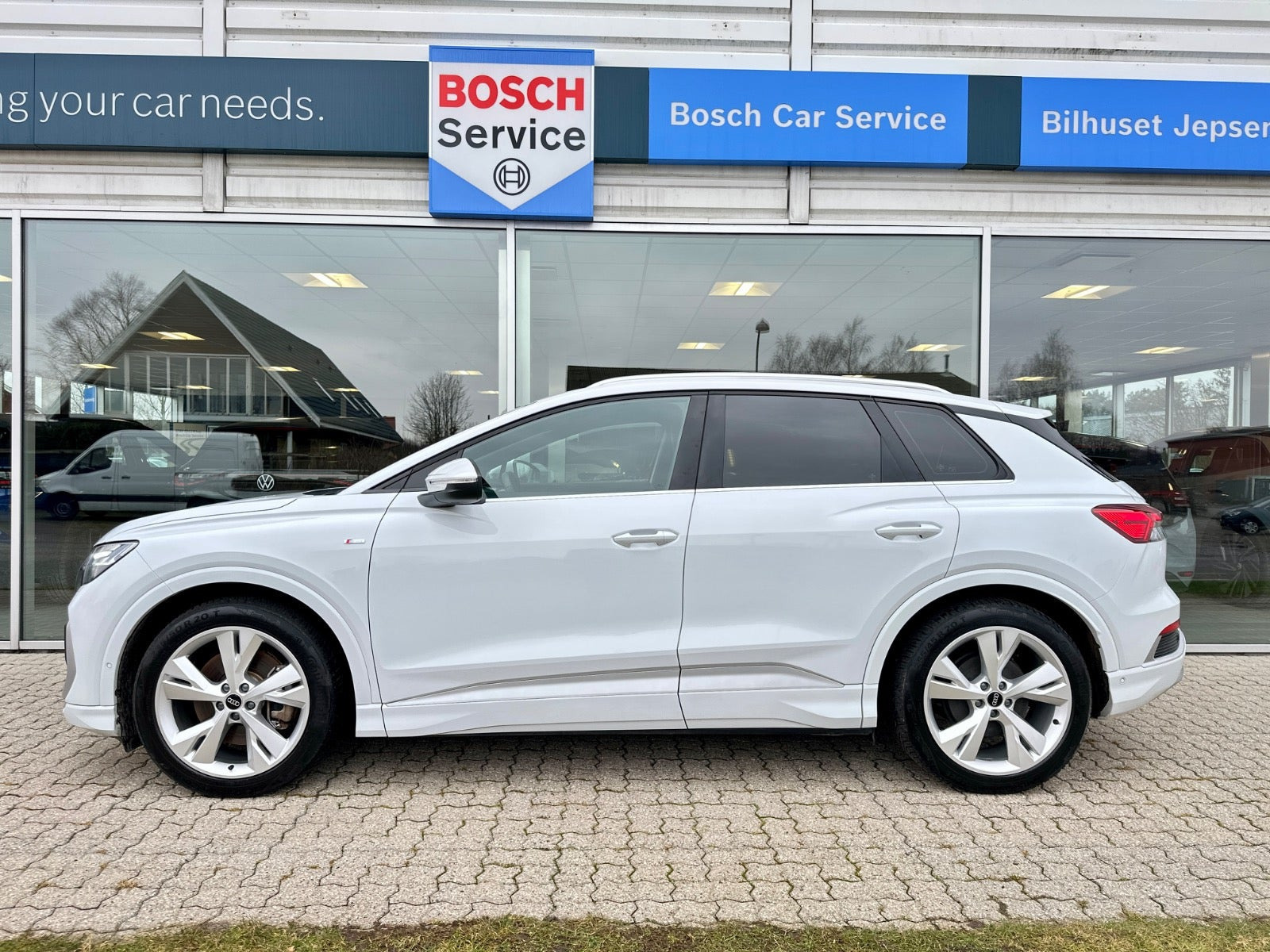 Hvid Audi Q4 e-tron fra 2024