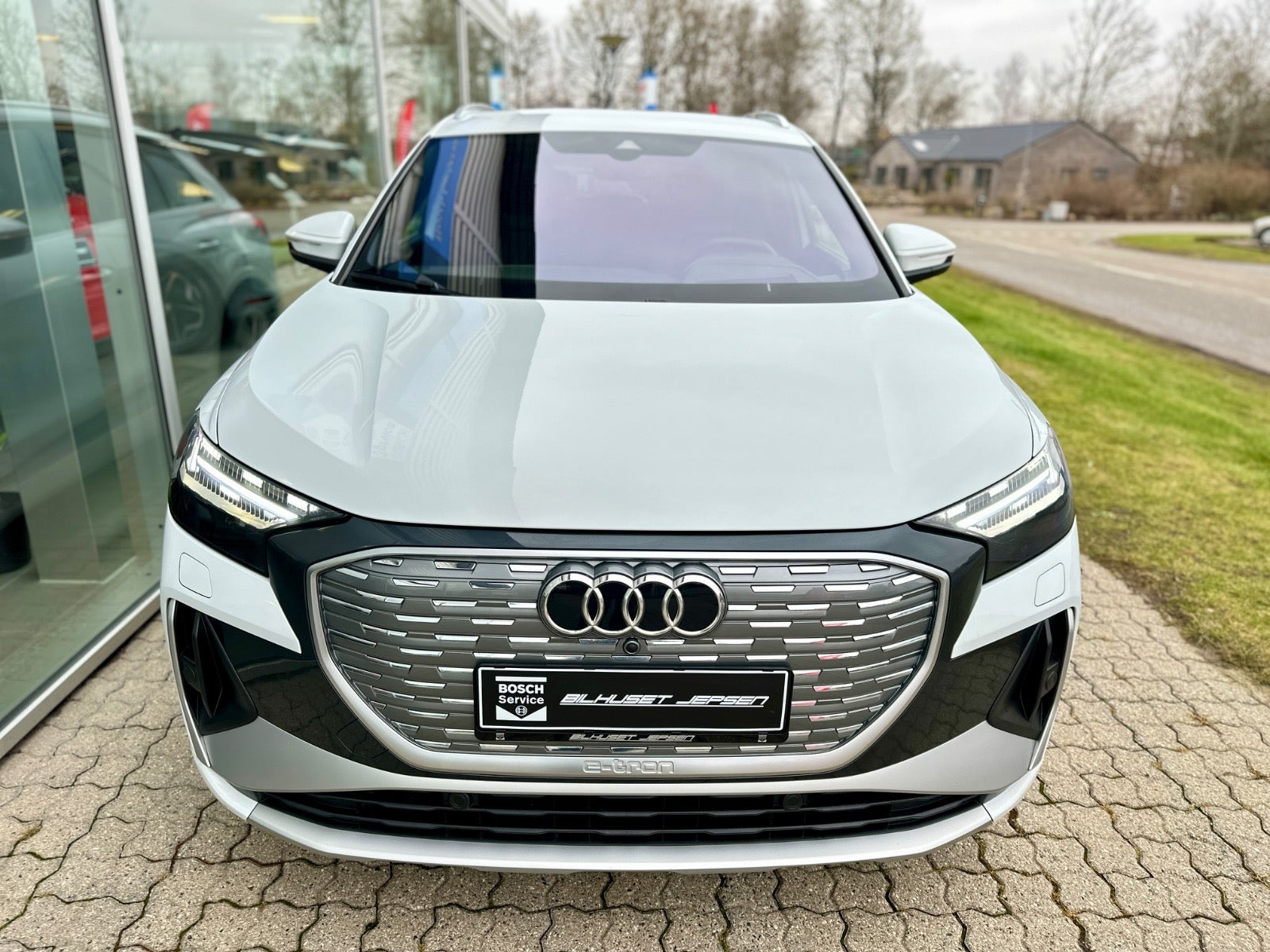 Hvid Audi Q4 e-tron fra 2024