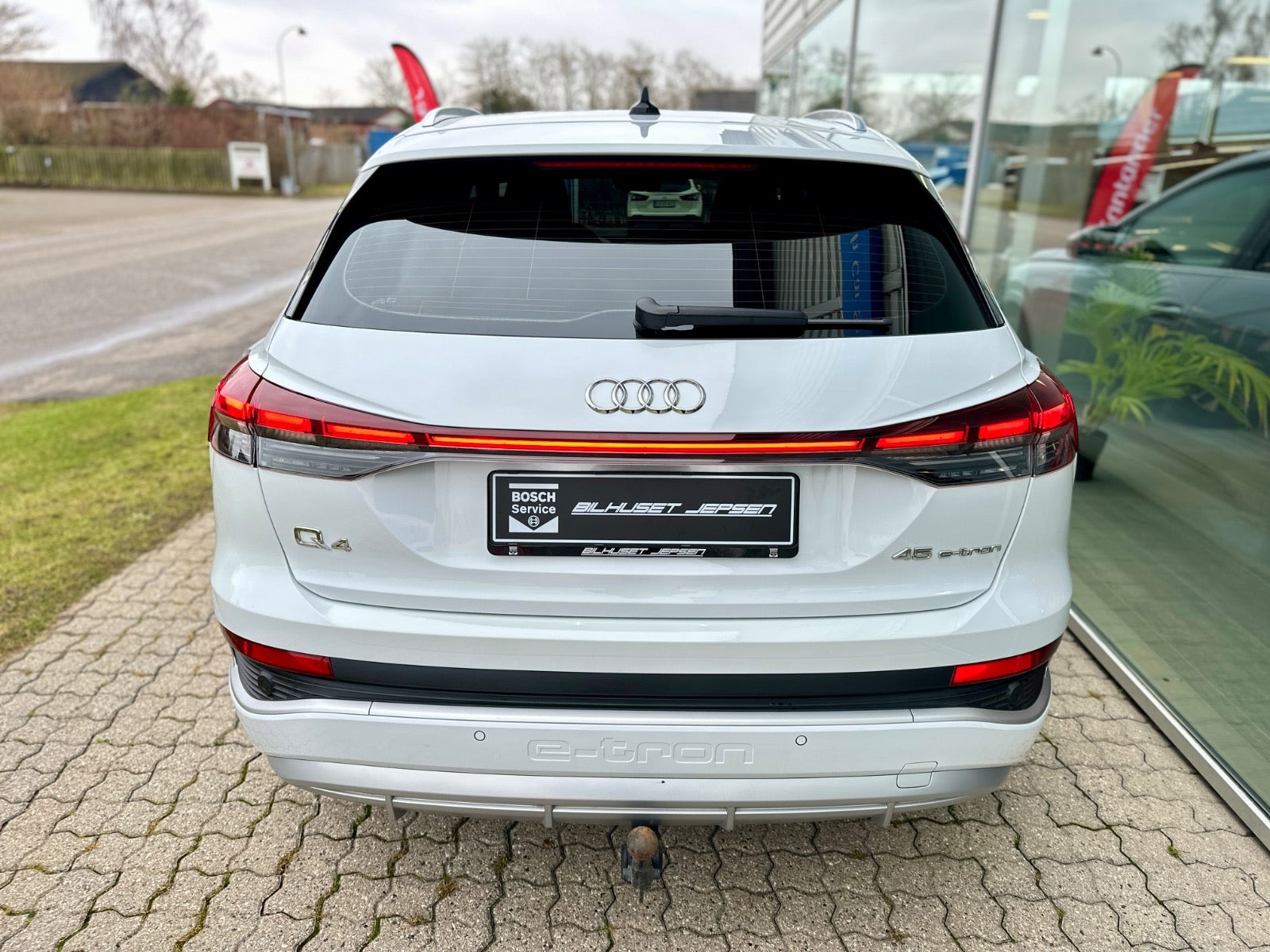 Hvid Audi Q4 e-tron fra 2024