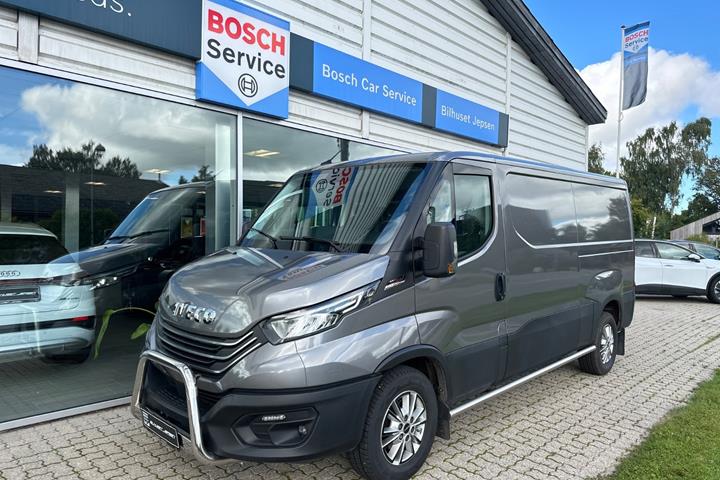 Grå Iveco Daily fra 2023