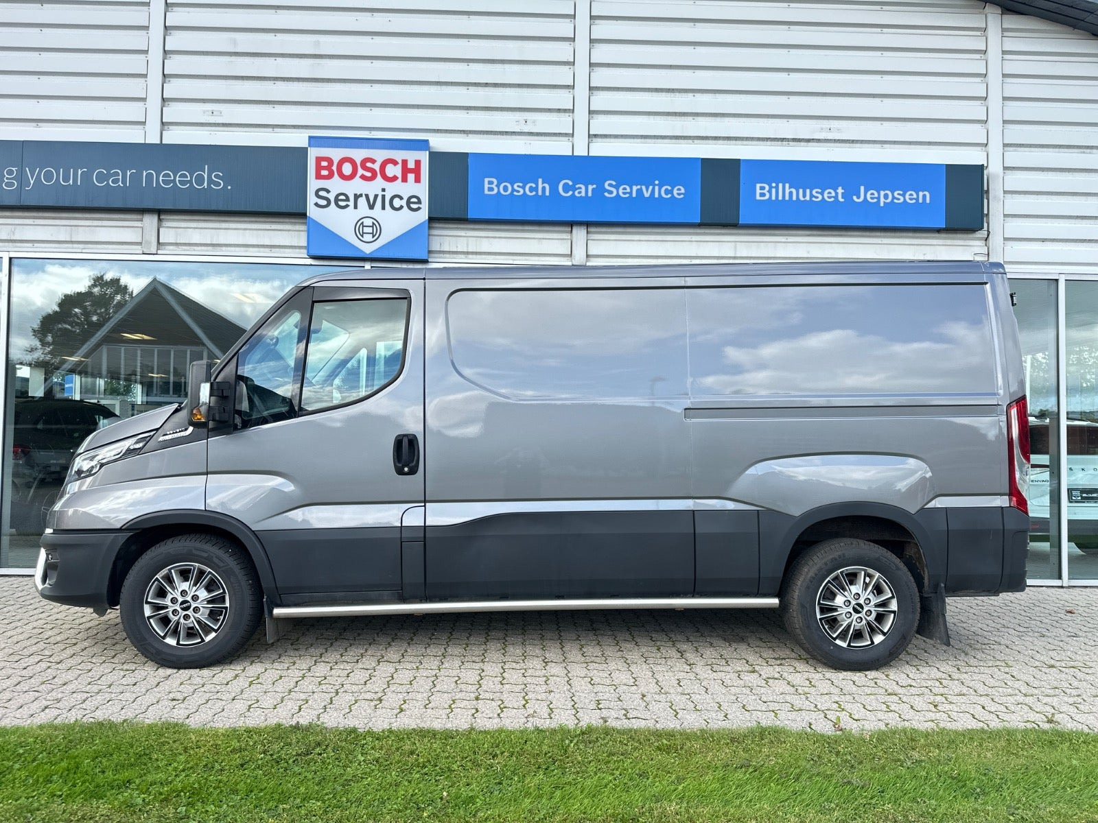 Grå Iveco Daily fra 2023