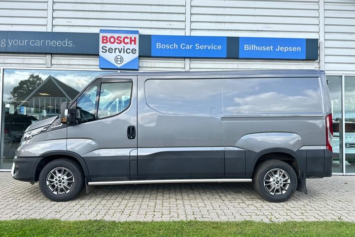 Grå Iveco Daily fra 2023