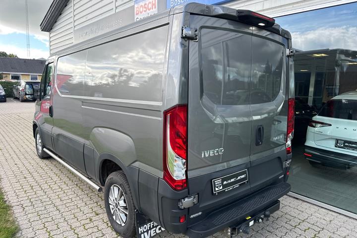 Grå Iveco Daily fra 2023