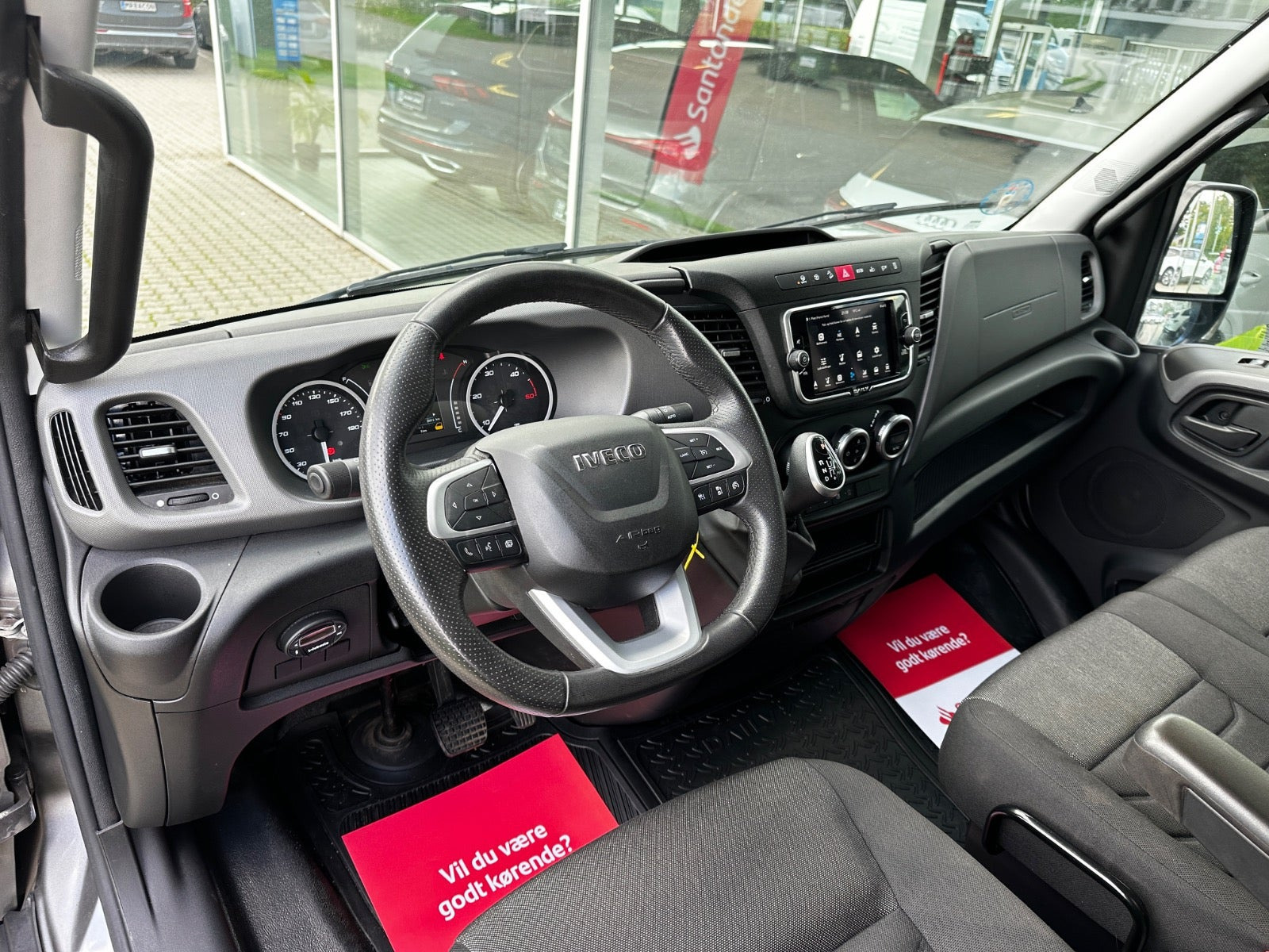 Grå Iveco Daily fra 2023