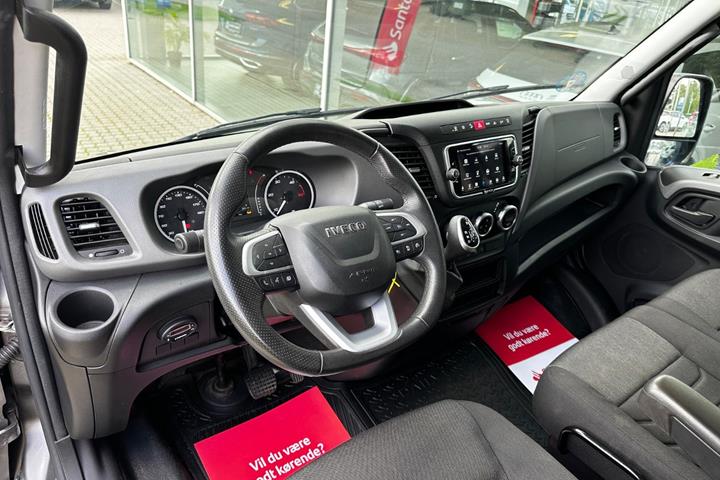 Grå Iveco Daily fra 2023