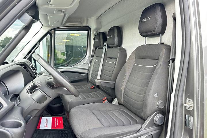Grå Iveco Daily fra 2023