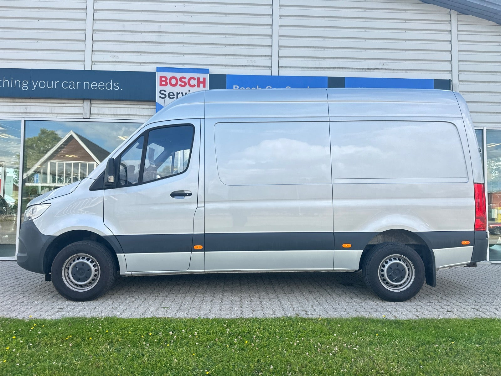 Grå Mercedes Sprinter 317 fra 2021