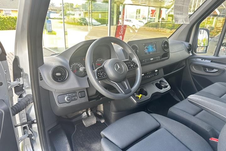 Grå Mercedes Sprinter 317 fra 2021