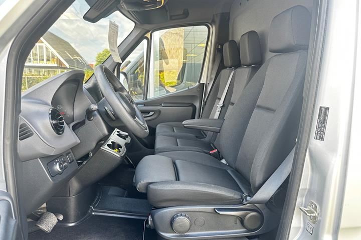Grå Mercedes Sprinter 317 fra 2021