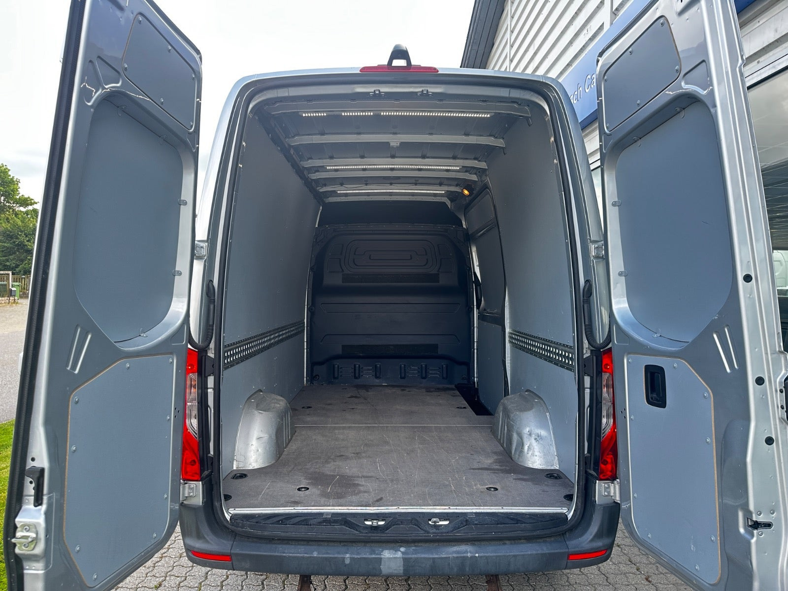 Grå Mercedes Sprinter 317 fra 2021