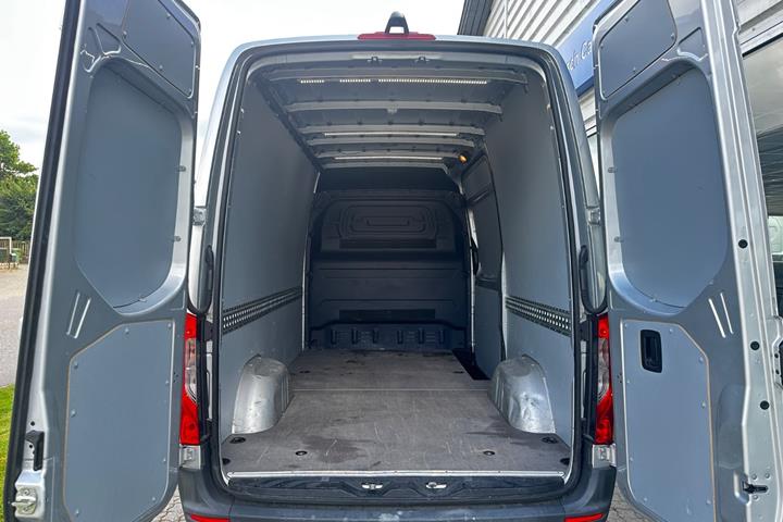 Grå Mercedes Sprinter 317 fra 2021