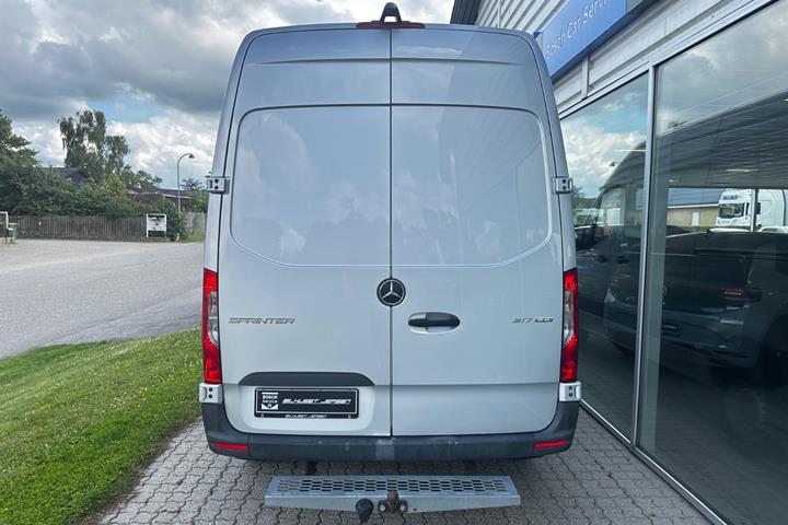 Grå Mercedes Sprinter 317 fra 2021