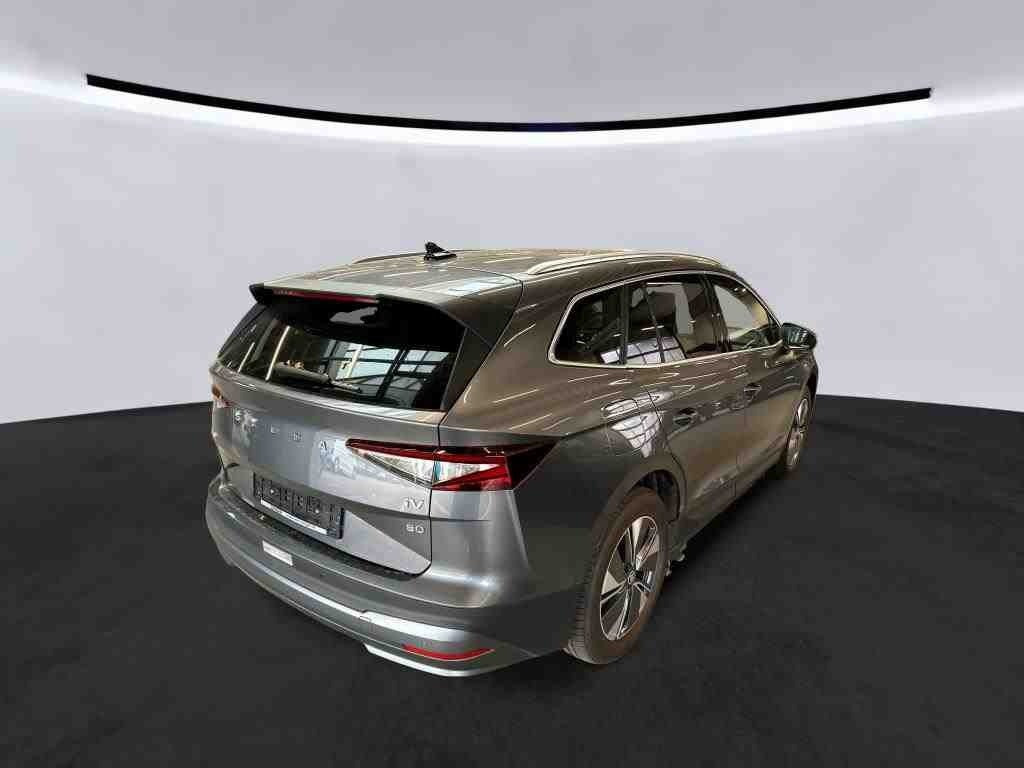 Grå Skoda Enyaq fra 2023