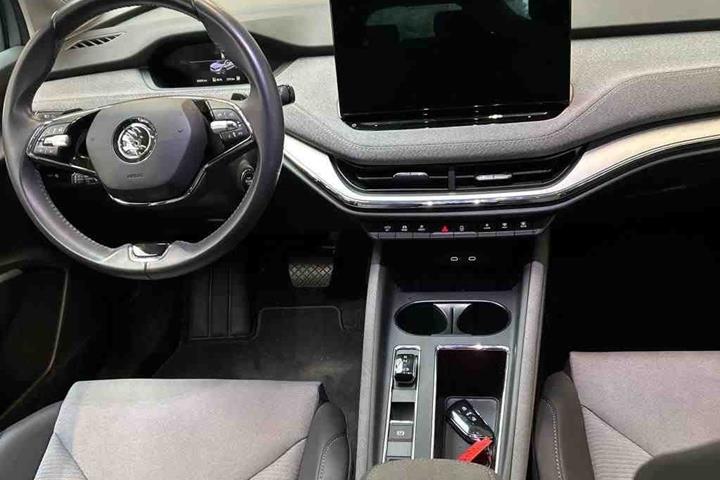 Grå Skoda Enyaq fra 2023