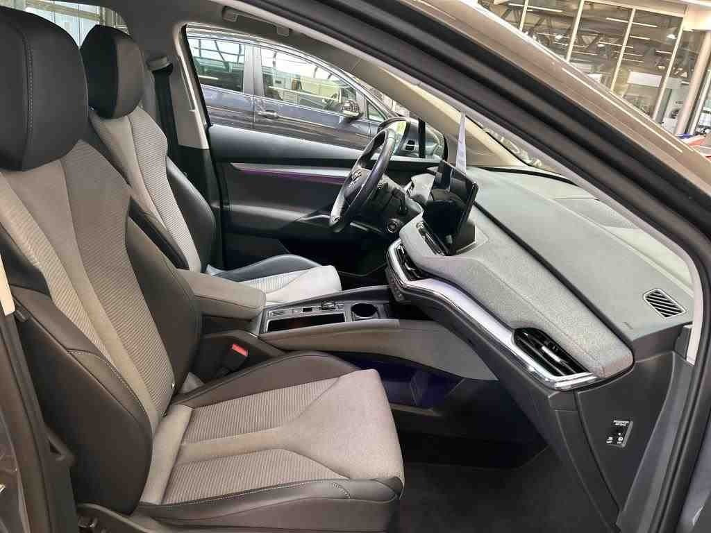 Grå Skoda Enyaq fra 2023