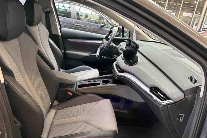 Grå Skoda Enyaq fra 2023