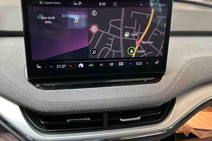 Grå Skoda Enyaq fra 2023