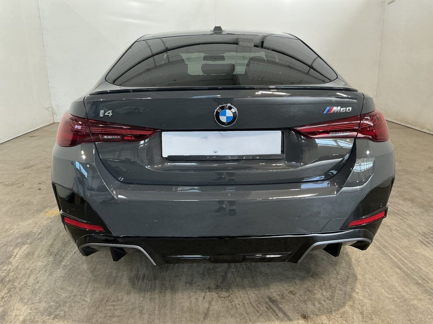 Grå BMW i4 fra 2025