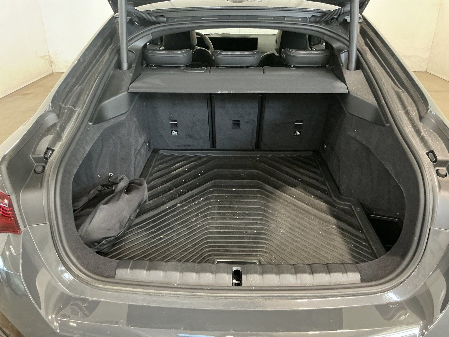 Grå BMW i4 fra 2025