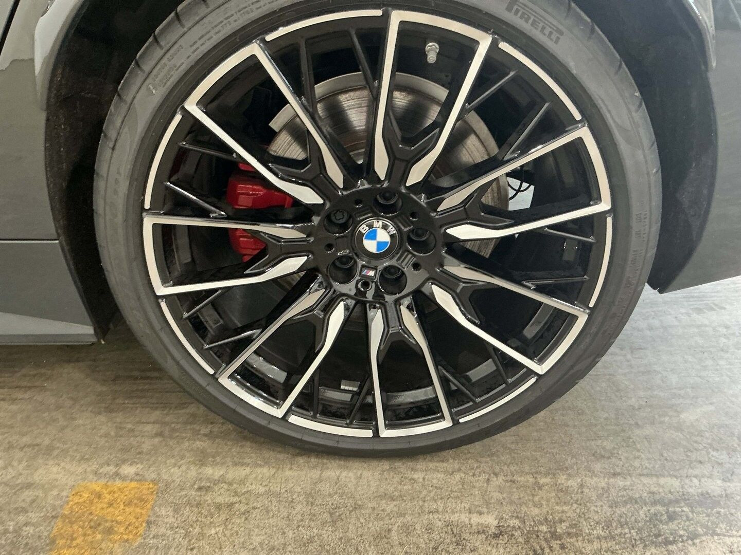 Grå BMW i4 fra 2025