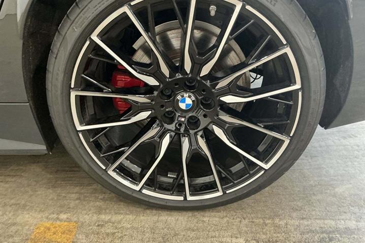 Grå BMW i4 fra 2025