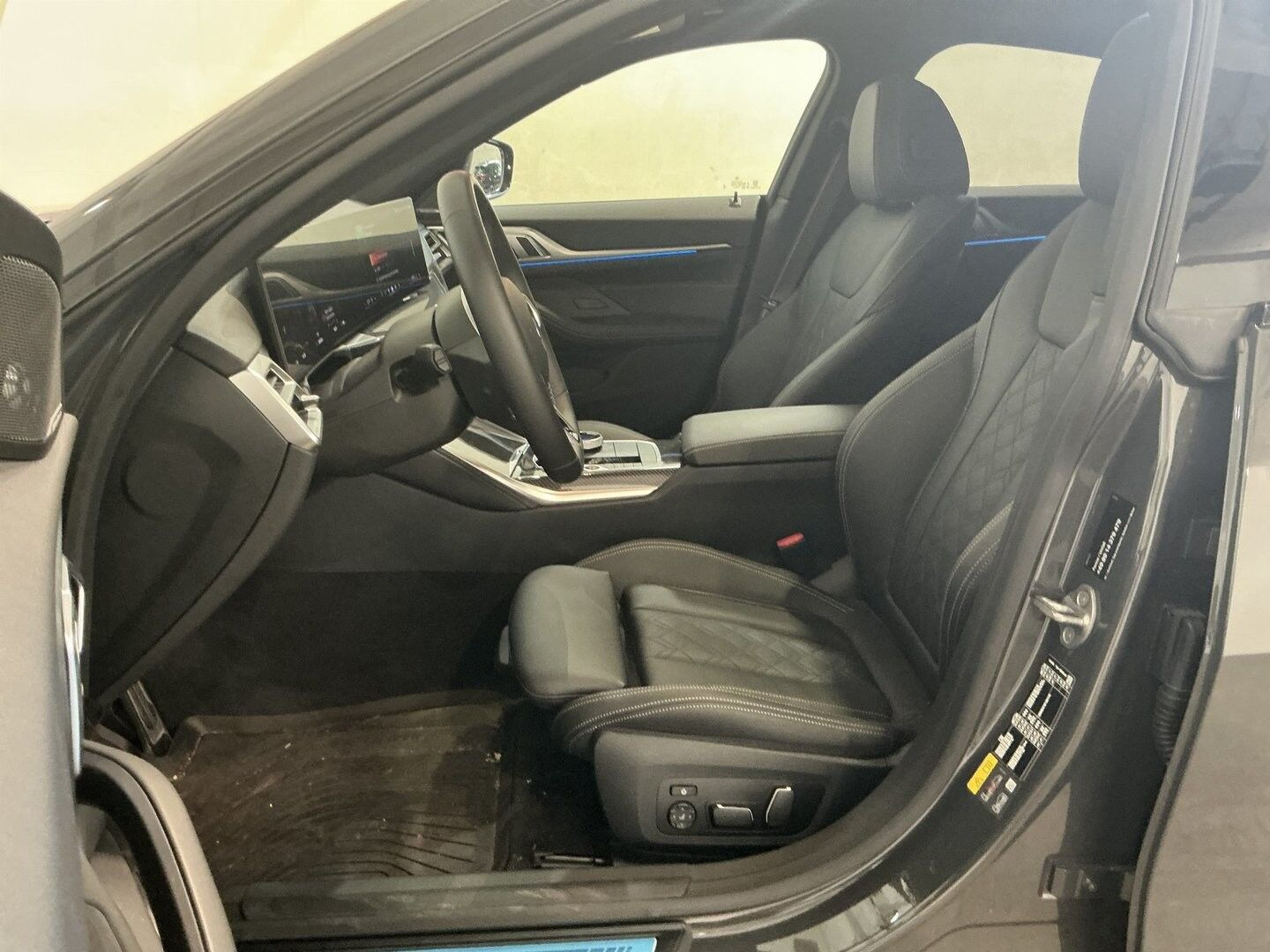 Grå BMW i4 fra 2025