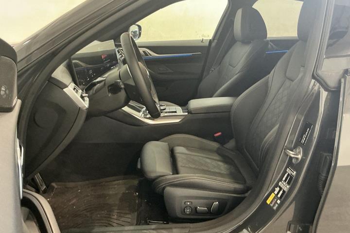 Grå BMW i4 fra 2025