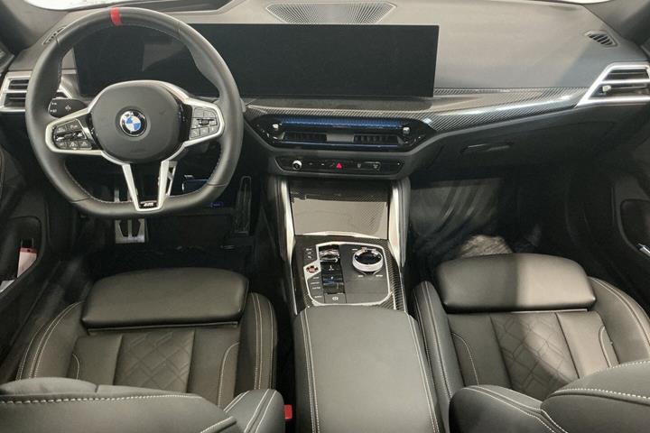 Grå BMW i4 fra 2025
