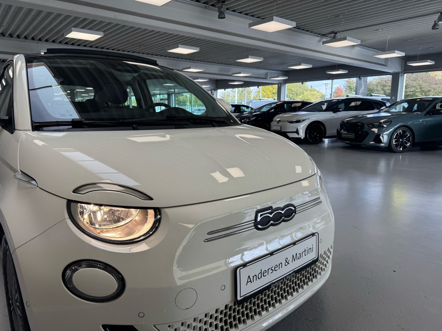 Hvid Fiat 500e fra 2023
