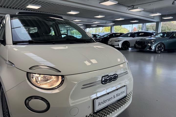 Hvid Fiat 500e fra 2023