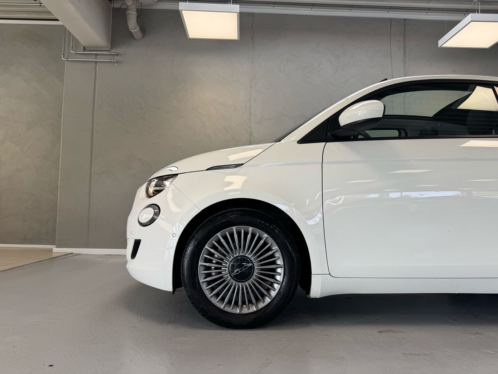 Hvid Fiat 500e fra 2023