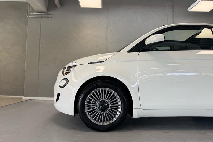 Hvid Fiat 500e fra 2023