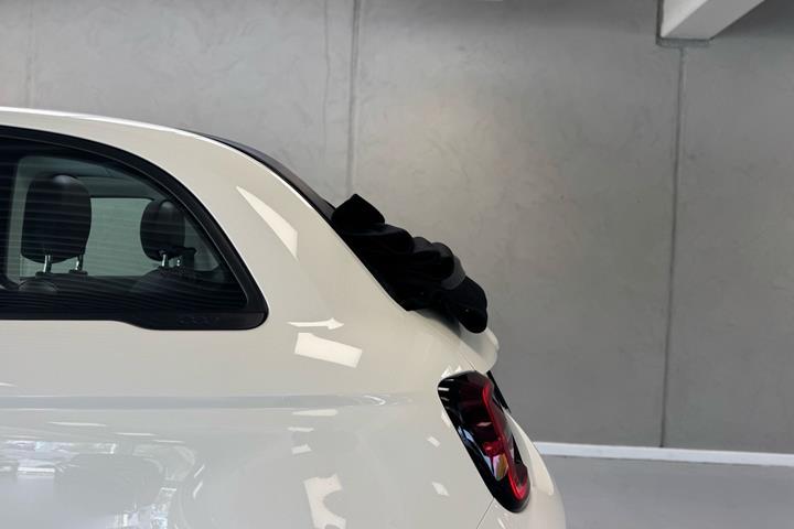 Hvid Fiat 500e fra 2023