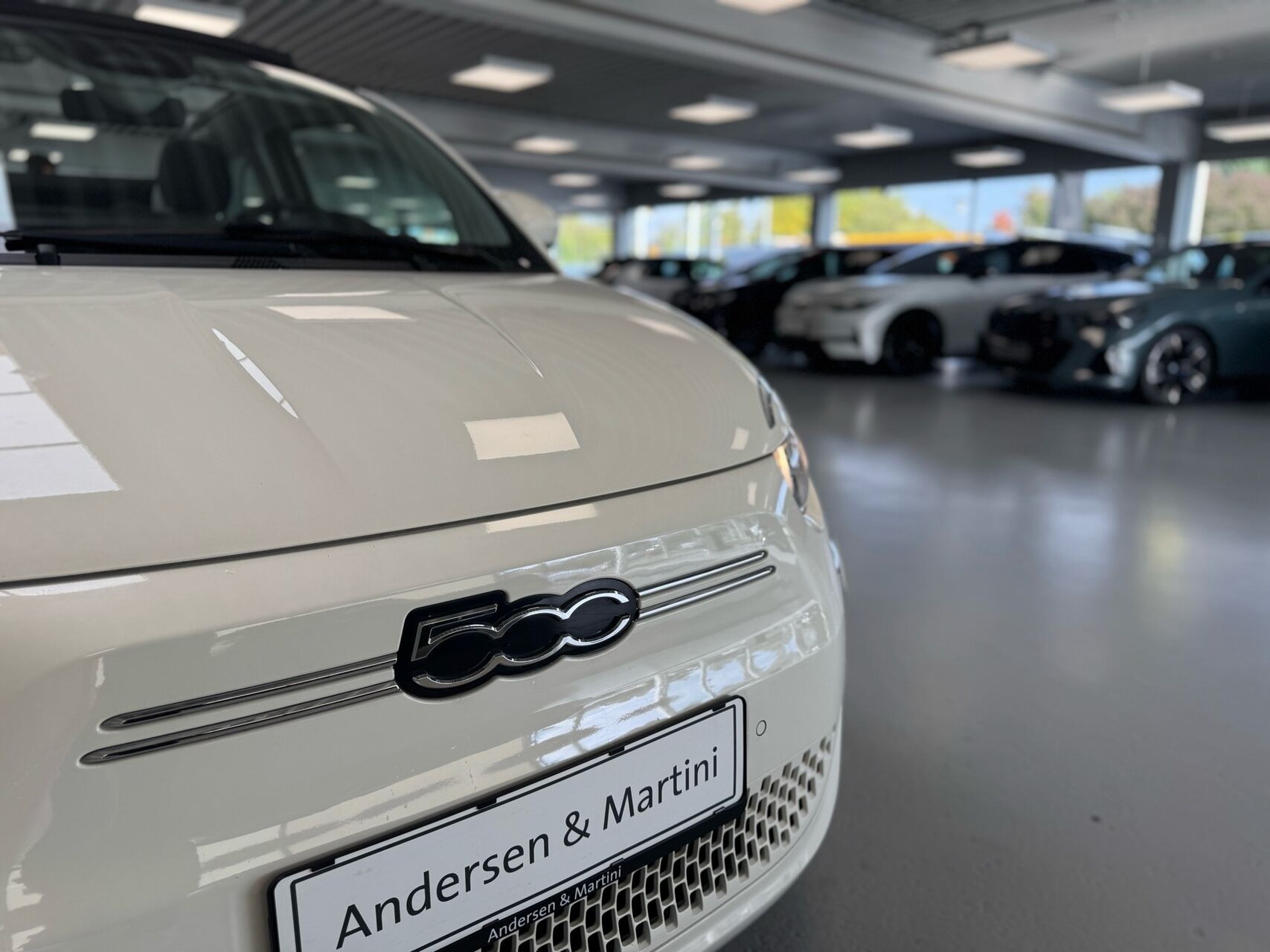 Hvid Fiat 500e fra 2023