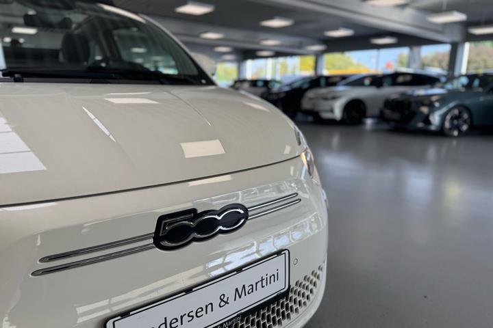 Hvid Fiat 500e fra 2023