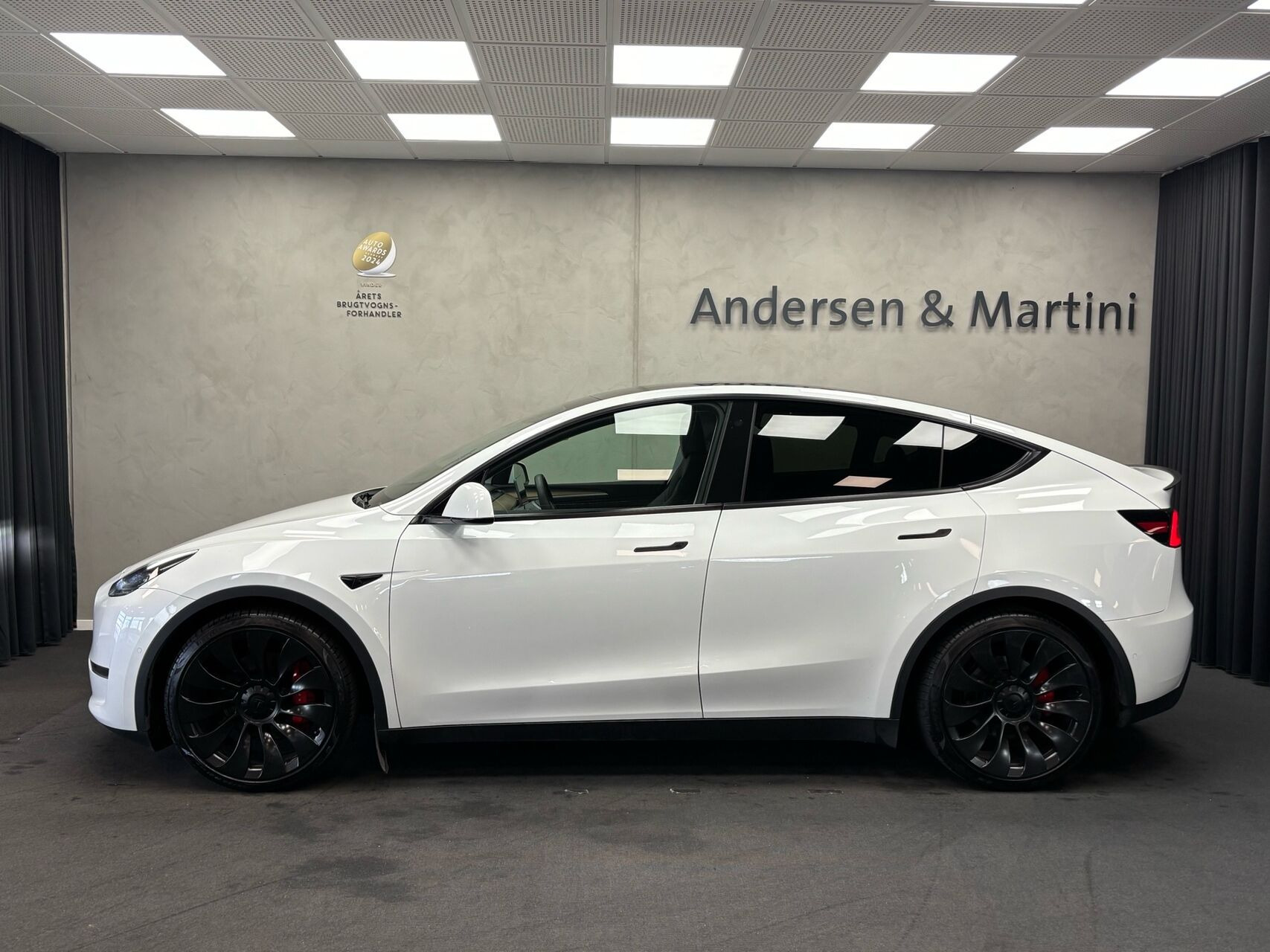 Hvid Tesla Model Y fra 2022