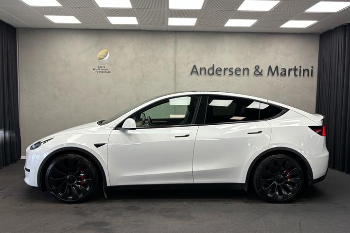 Hvid Tesla Model Y fra 2022