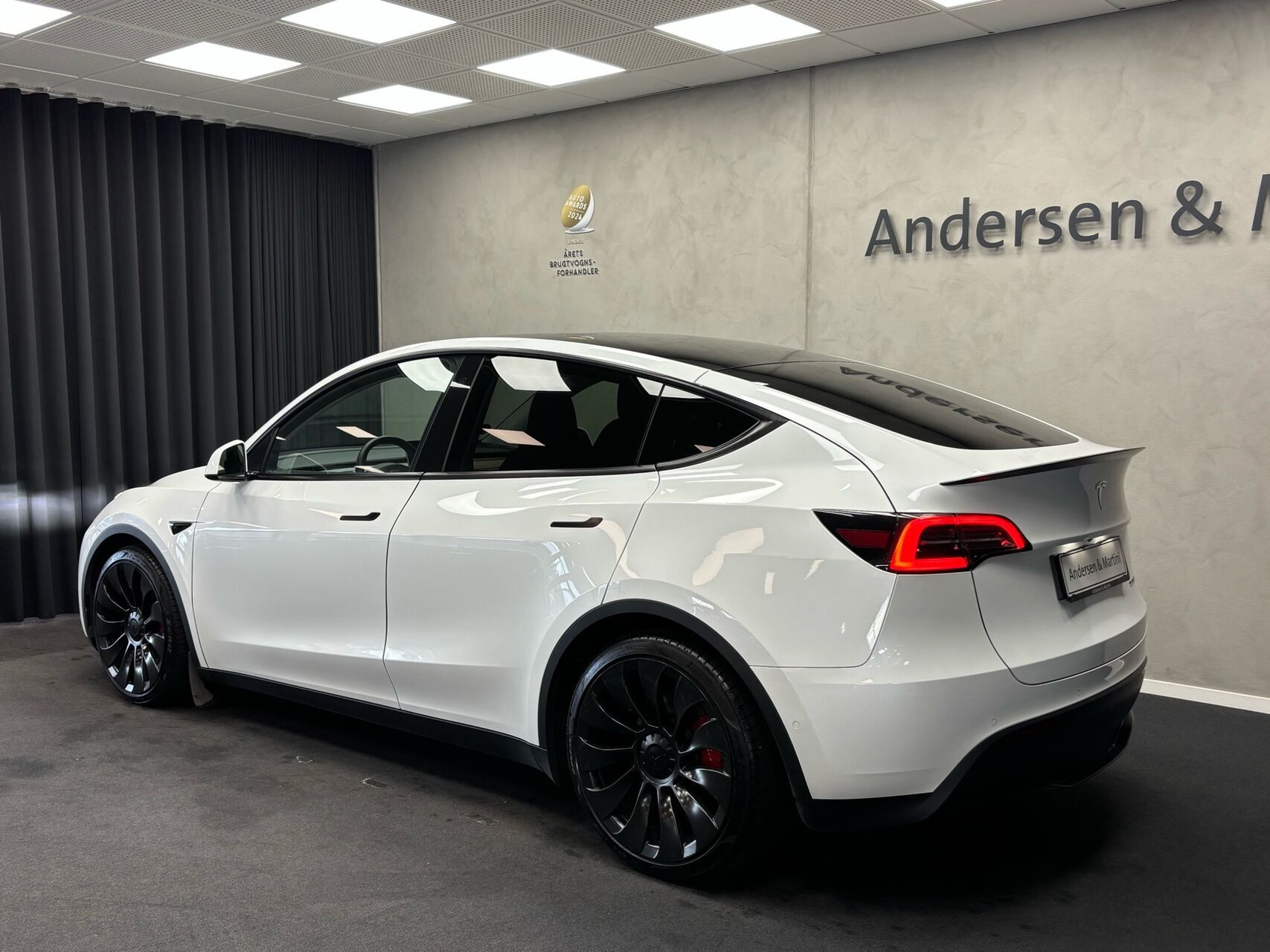 Hvid Tesla Model Y fra 2022